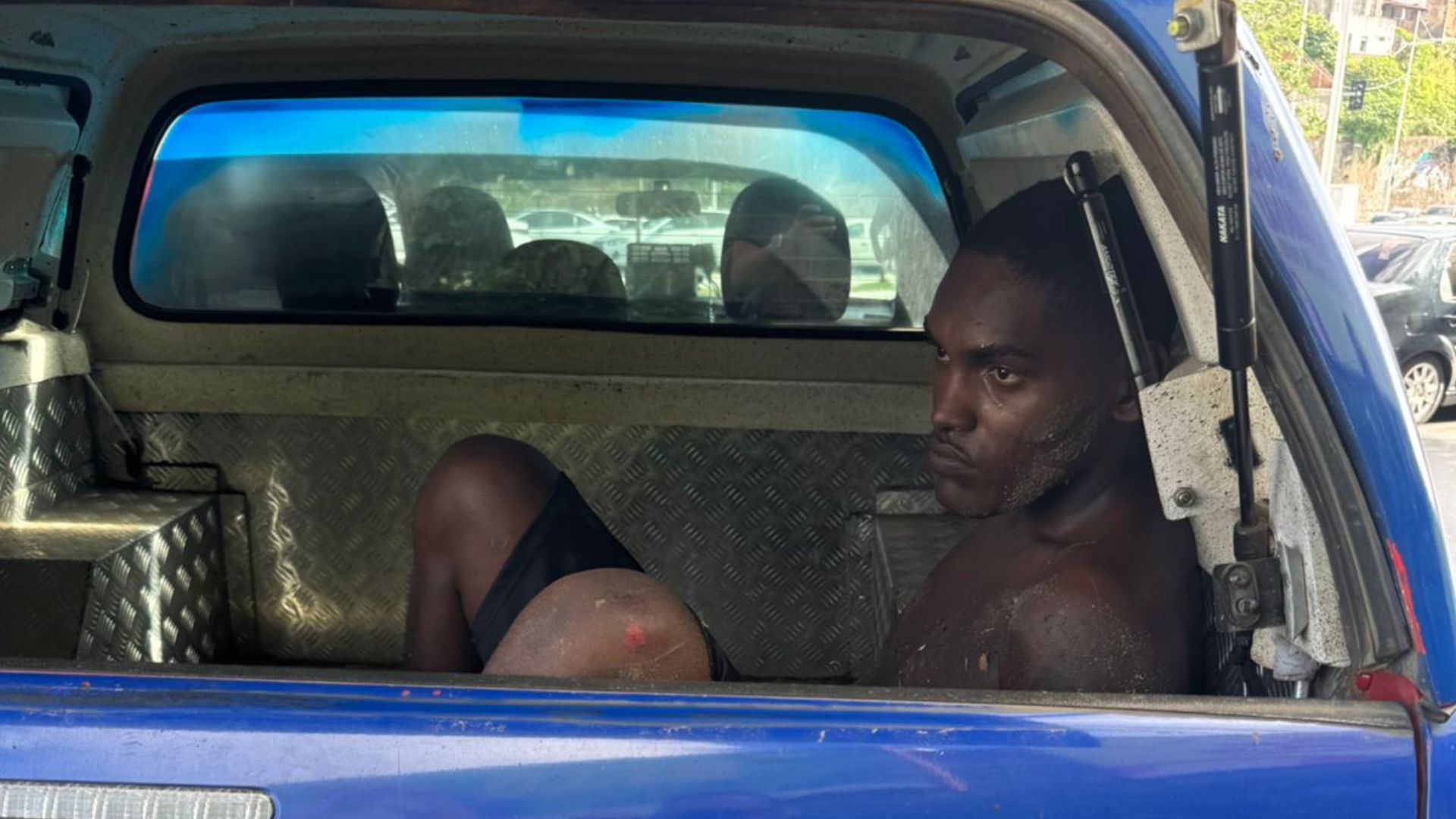 Homem &eacute; preso ap&oacute;s assalto a &ocirc;nibus em Salvador. Foto: Vitor Castro | TV Aratu