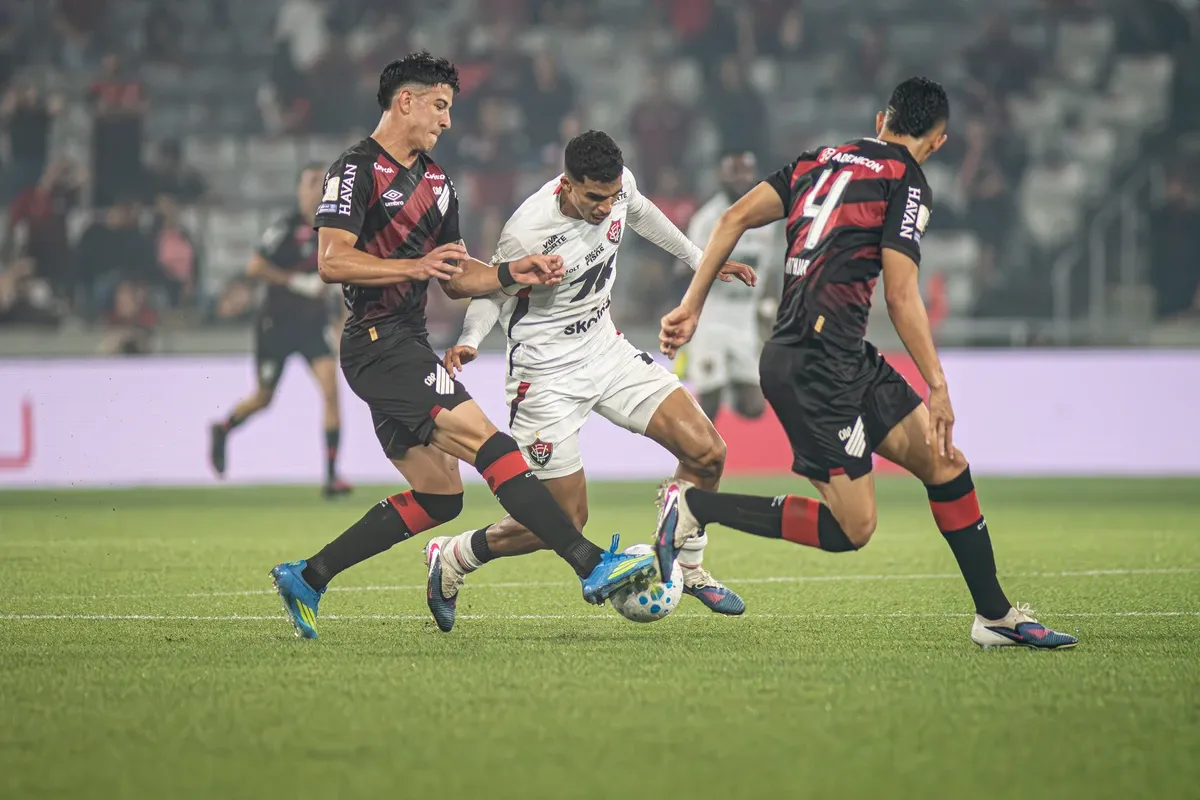 Arcanjo brilha, mas Vitória sofre virada amarga diante do Athletico