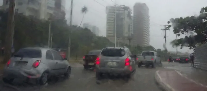 TRÂNSITO EM SALVADOR: Por conta de pistas molhadas, motoristas devem dobrar atenção