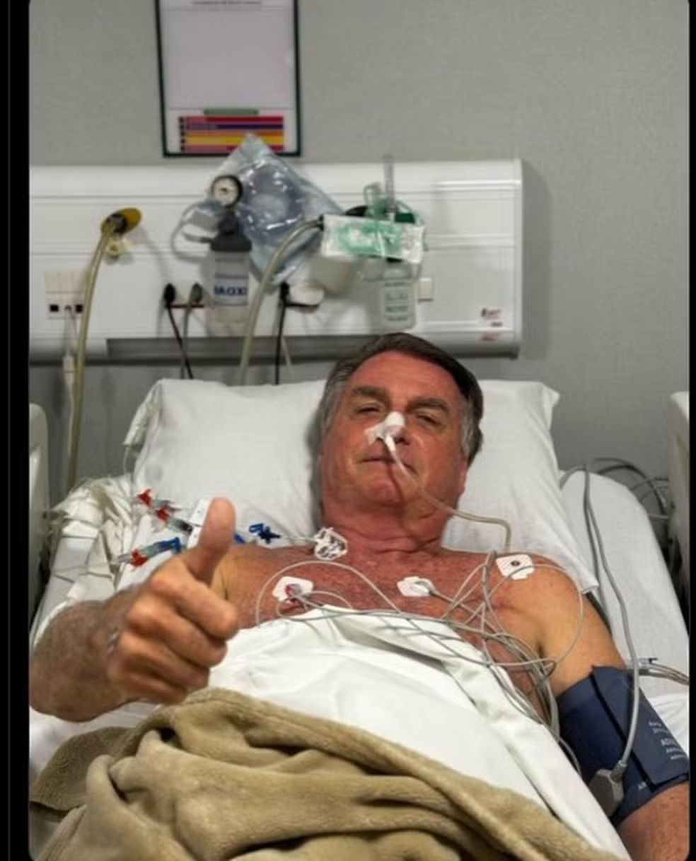 Bolsonaro posta foto internado