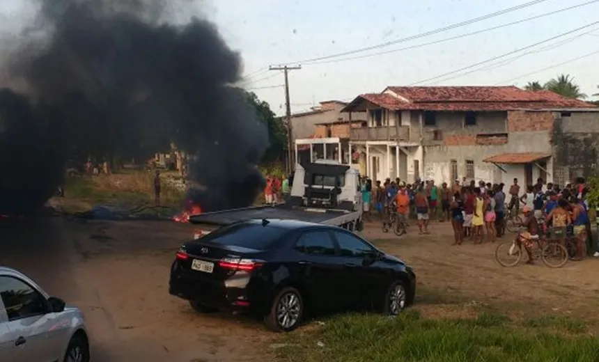 Manifestantes fecham BA-001 após homem morrer em troca de tiros entre PM e criminosos
