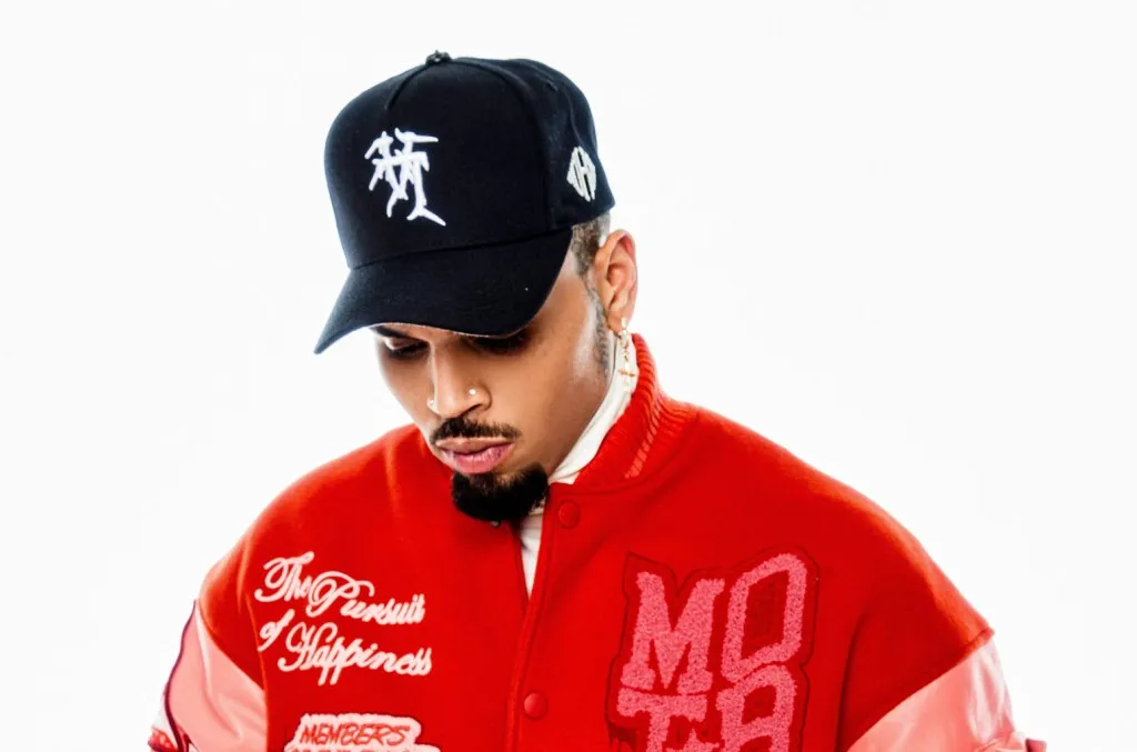 Chris Brown é preso no Reino Unido após agredir produtor com garrafa