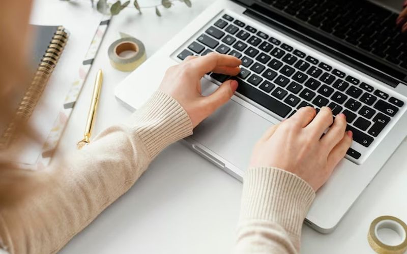 Consumidores devem ficar atentos aos canais oficiais da empresa organizadora e da plataforma de vendas. Comunicados formais costumam ser divulgados em sites e redes sociais oficiais/Foto: Freepik