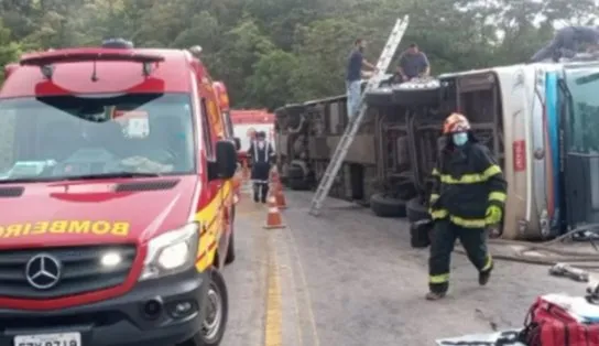 Cinco passageiros morrem após ônibus tombar em rodovia; mais de 40 pessoas estão feridas