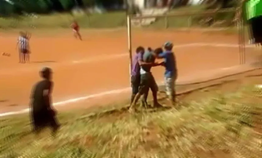 Homem é atingido com três tiros durante partida de futebol em Simões Filho; estado de saúde é grave