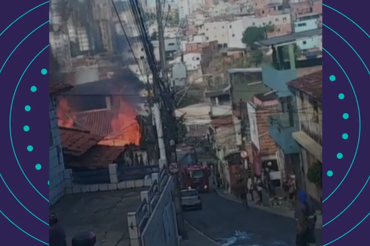 Residência é atingida por incêndio no Engenho Velho de Brotas, em Salvador