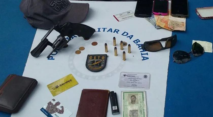 PASSAGEIRO DO MAL: Homem é preso com arma e documentos dentro de táxi em Salvador