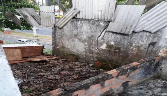 Muro de hospital desaba e estrutura cai sobre a pista no Vale de Nazaré; Defesa Civil avalia riscos no local