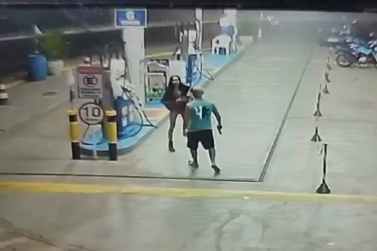 Câmera de segurança flagra jovem sendo morta em posto de combustíveis em Ilhéus