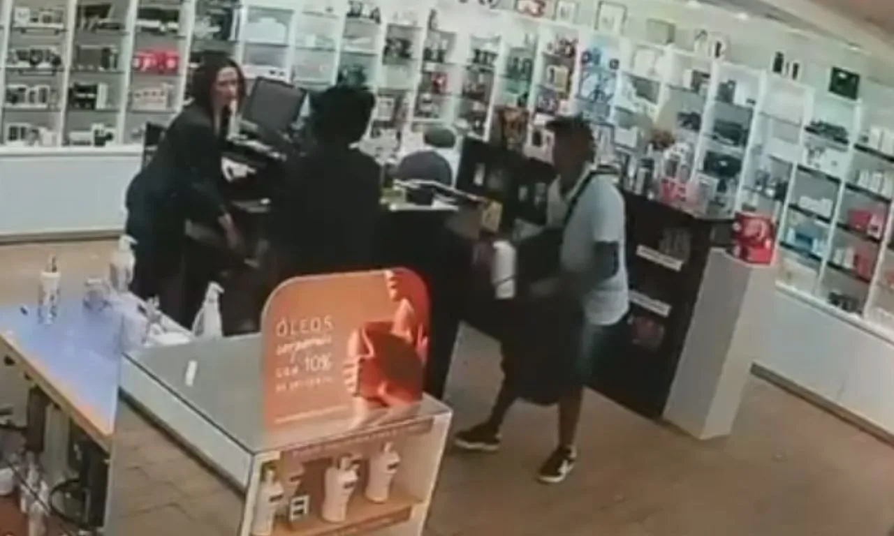 VÍDEO: loja de perfumes é alvo de assalto durante horário comercial de shopping em Salvador