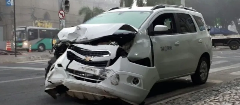 SEM CHANCES: Taxista de 26 anos morre após acidente envolvendo outro táxi em Feira de Santana