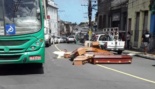 "Defuntos" podem sair de funerária fechada em Salvador e caixões aparecem na rua. O que aconteceu?