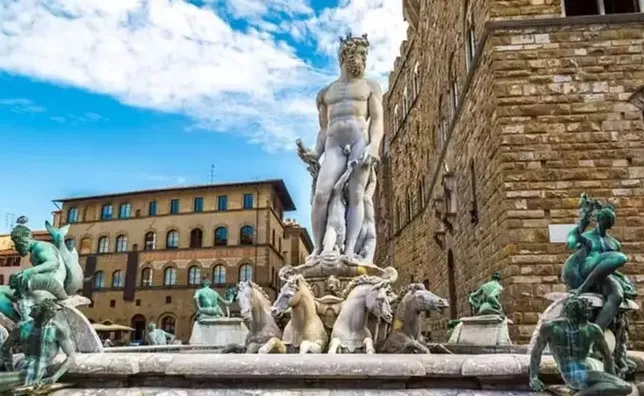 Turista é multada em R$ 29 mil após tentar tocar pênis de estátua