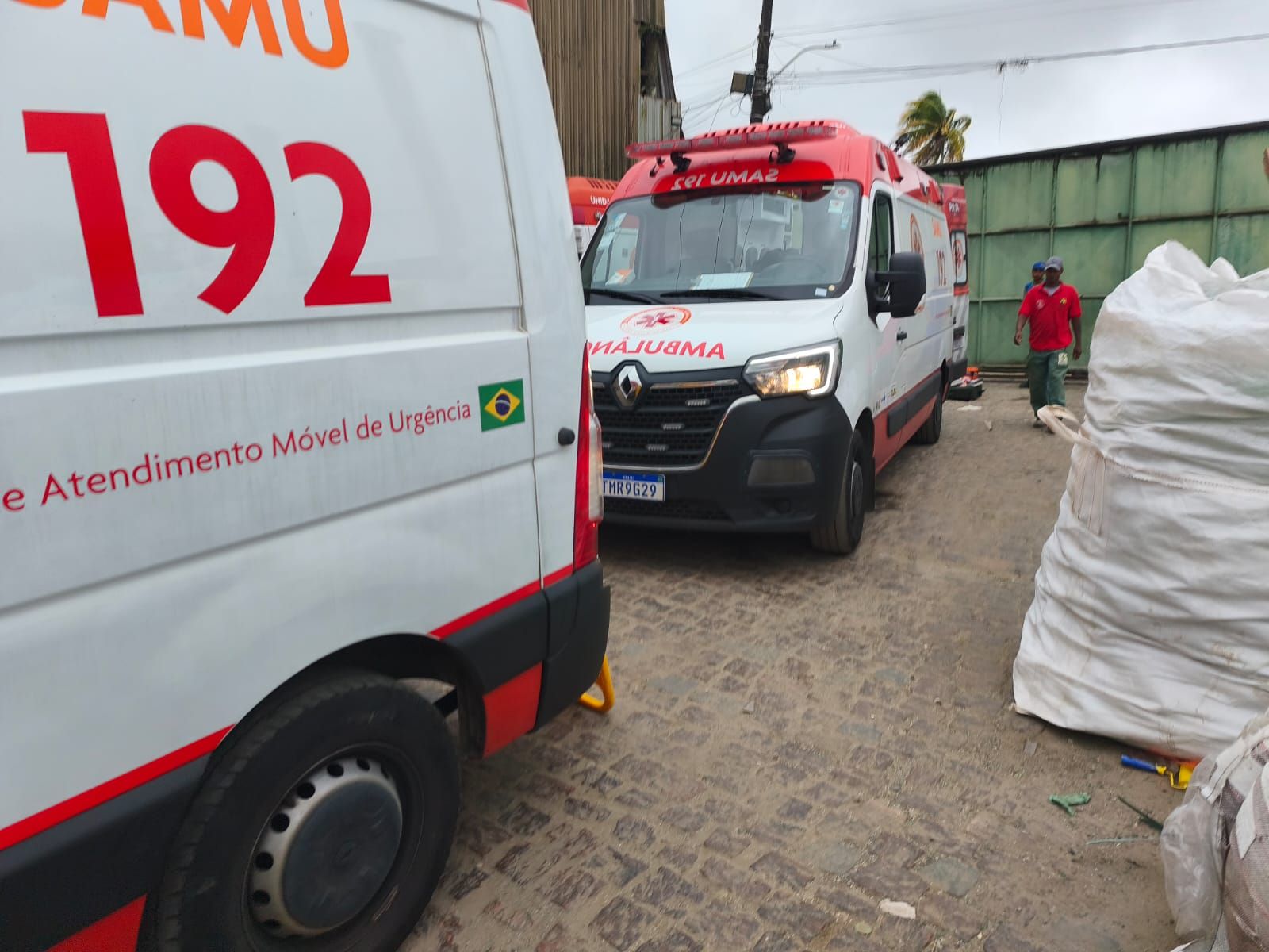 Destro&ccedil;os Espalhados Pelo Ch&atilde;o De Empresa De Reciclagem Ap&oacute;s Desabamento Em Piraj&aacute;, Salvador (3)