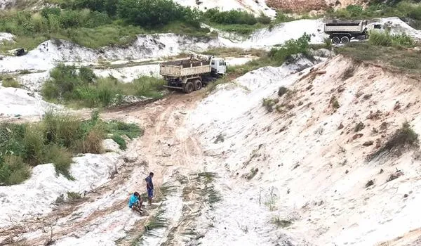 Homens são presos após serem  flagrados extraindo minério ilegalmente no Parque das Dunas, em Jauá 