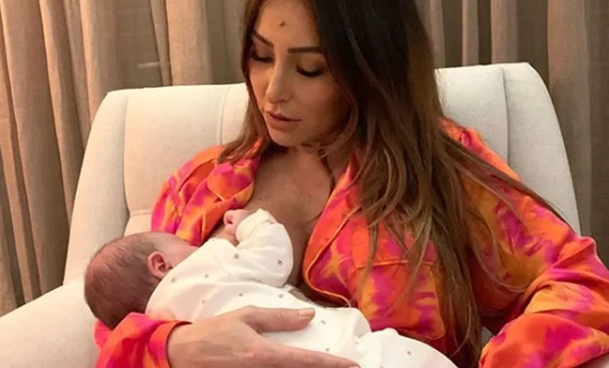 “Nutrir de amor”, diz Sabrina Sato ao amamentar Zoe; veja