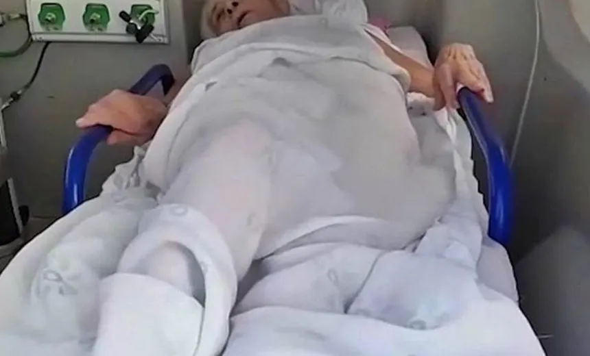 Idosa acamada é levada a banco em ambulância para prova de vida do INSS