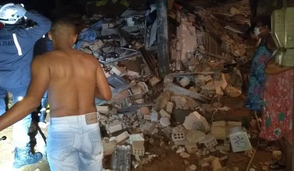 Homem fica ferido após casa desabar no bairro de Saramandaia