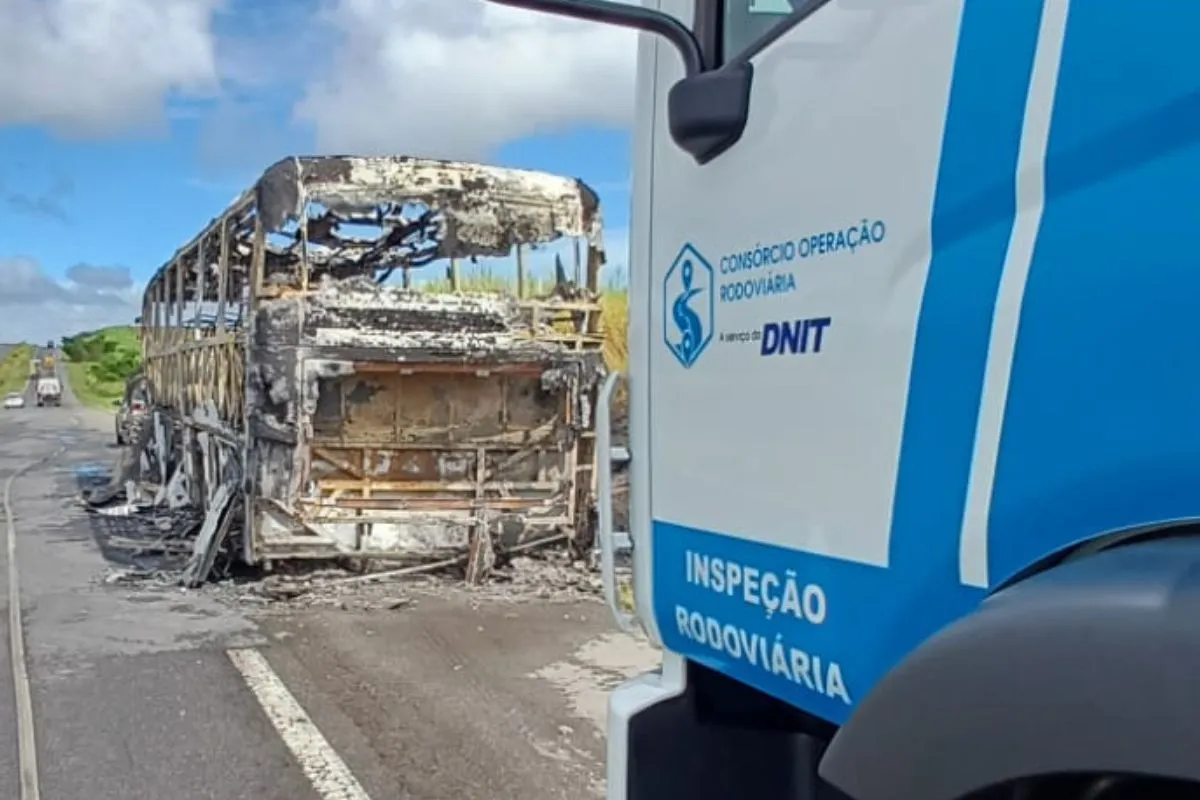 VÍDEO: Ônibus com 35 passageiros pega fogo após pane elétrica na Bahia
