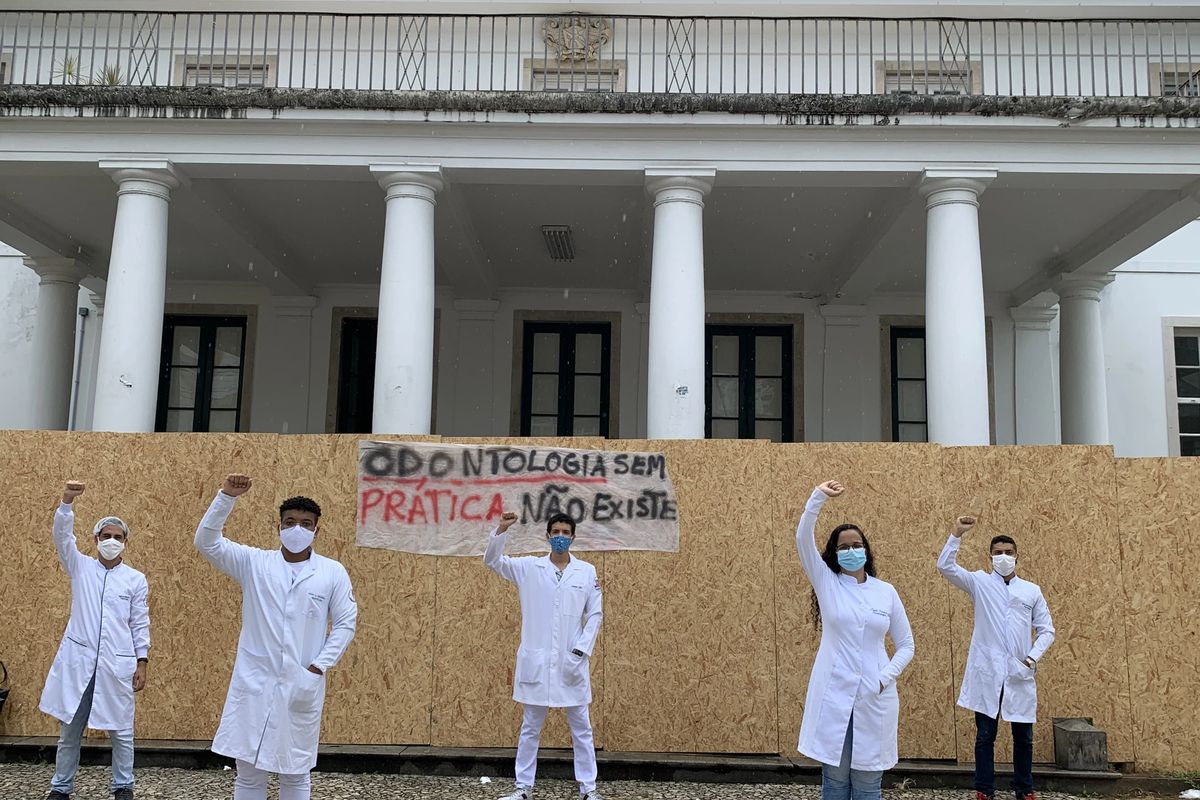 Estudantes Da Ufba Se Manifestaram Contra as Novas Regras De Vestimenta Da Faculdade De Odontologia