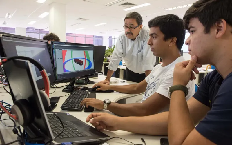 Entre os cursos gratuitos dispon&iacute;veis, h&aacute; capacita&ccedil;&otilde;es relacionadas &agrave; alimenta&ccedil;&atilde;o, tecnologia, mec&acirc;nica, moda e servi&ccedil;os, ampliando as possibilidades de qualifica&ccedil;&atilde;o profissional/Foto: Divulga&ccedil;&atilde;o&nbsp;