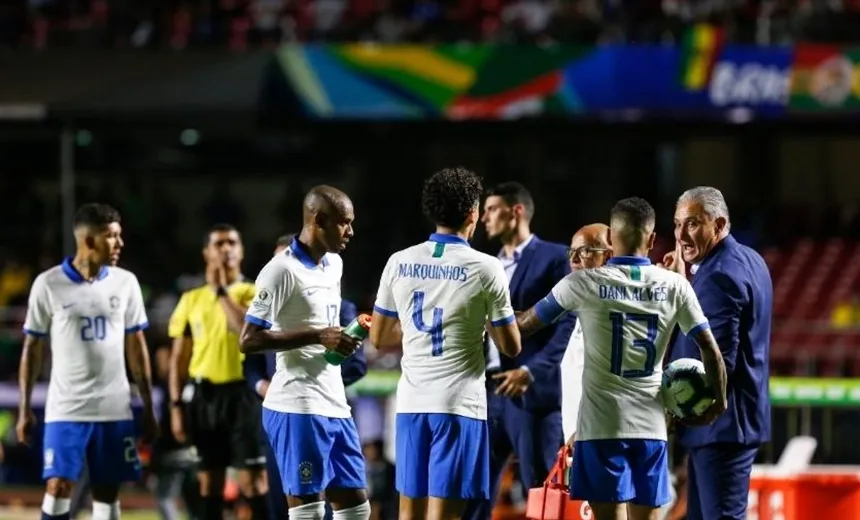 Gritos homofóbicos como "bicha" em estádios agora podem fazer o jogo ser suspenso