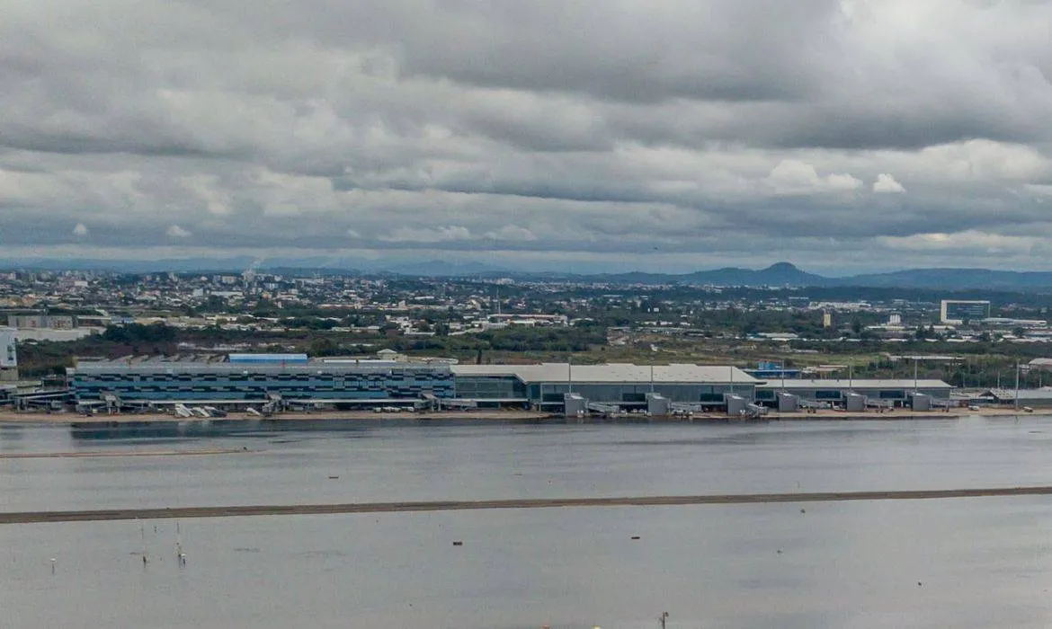 Aeroporto de Porto Alegre reinicia embarque e desembarque após enchentes do Rio Grande do Sul