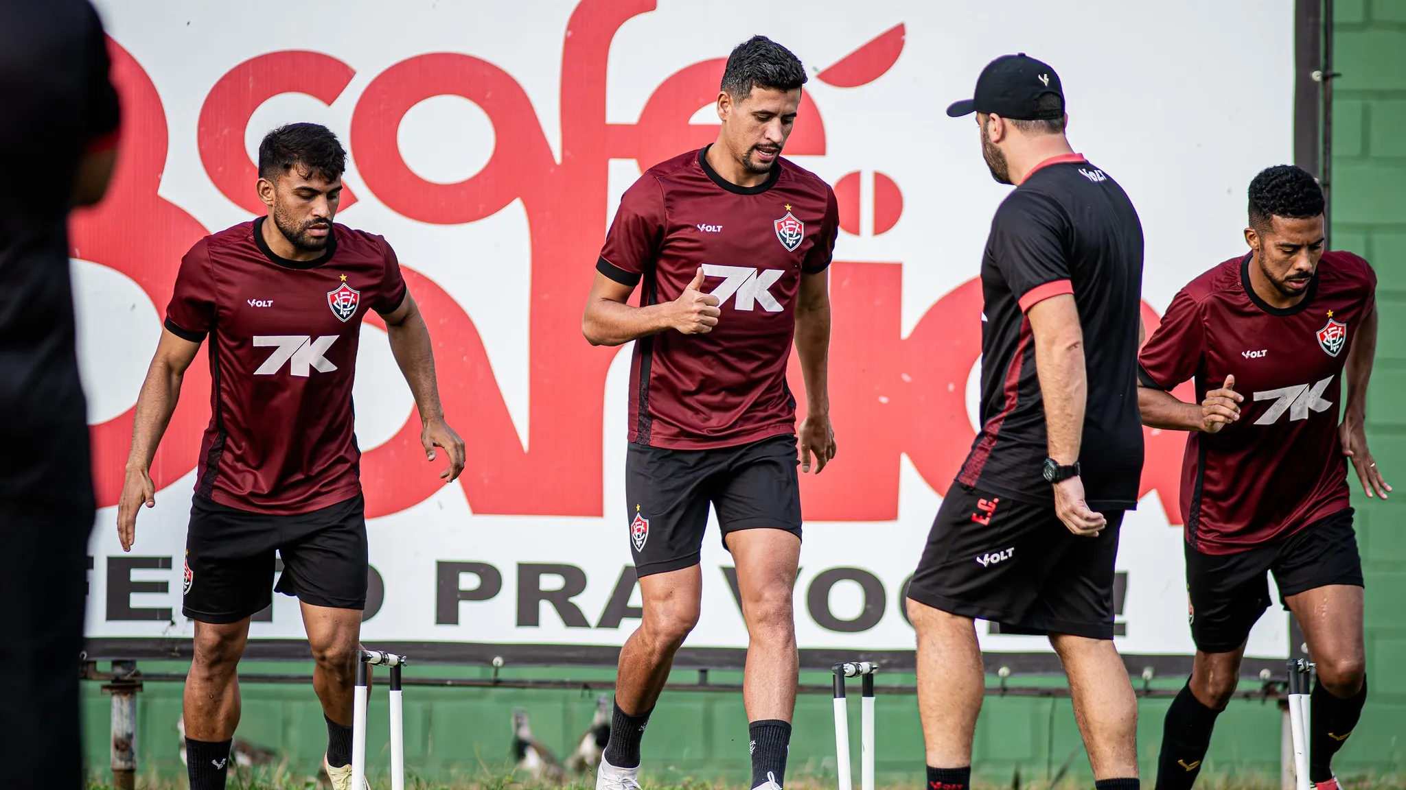 Santos e Palmeiras jogam partida atrasada e decidem futuro do Vitória 