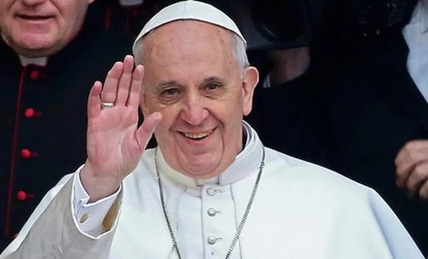 "Fiquei preso no elevador", diz Papa Francisco antes de começar missa no Vaticano; veja vídeo