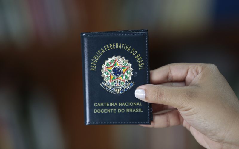 Com a Carteira Nacional Docente, docentes de institui&ccedil;&otilde;es p&uacute;blicas e privadas podem reunir em um &uacute;nico documento oficial a comprova&ccedil;&atilde;o de sua atua&ccedil;&atilde;o profissional/Foto: Reprodu&ccedil;&atilde;o&nbsp;