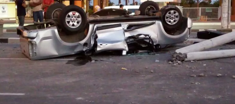 LAURO DE FREITAS: Homem morre após capotar carro; Trânsito na região ficou bastante complicado