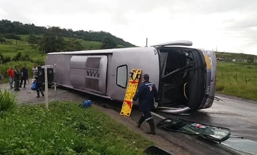 Ônibus de turismo tomba em trecho da BR-101; Professor universitário morreu em acidente