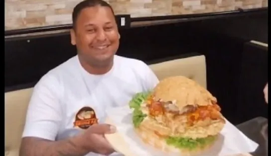 Por R$ 500, pintor comilão aceita desafio e encara um sanduíche gigante de 3 kg; veja o que aconteceu