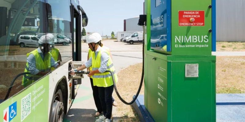 Um ônibus movido a biometano pode evitar a emissão de até 3 toneladas de CO₂ por ano, em comparação com um veículo a diesel/Foto: Transporte Metropolitano de Barcelona/Divulgação