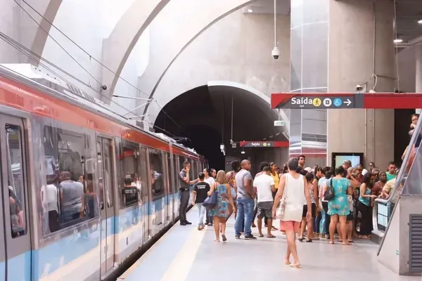 Vereador propõe instalação de pontos de carregamento de celulares no metrô