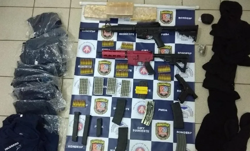 Polícia apreende fuzis, pistola e drogas em Vitória da Conquista; criminoso morre em confronto
