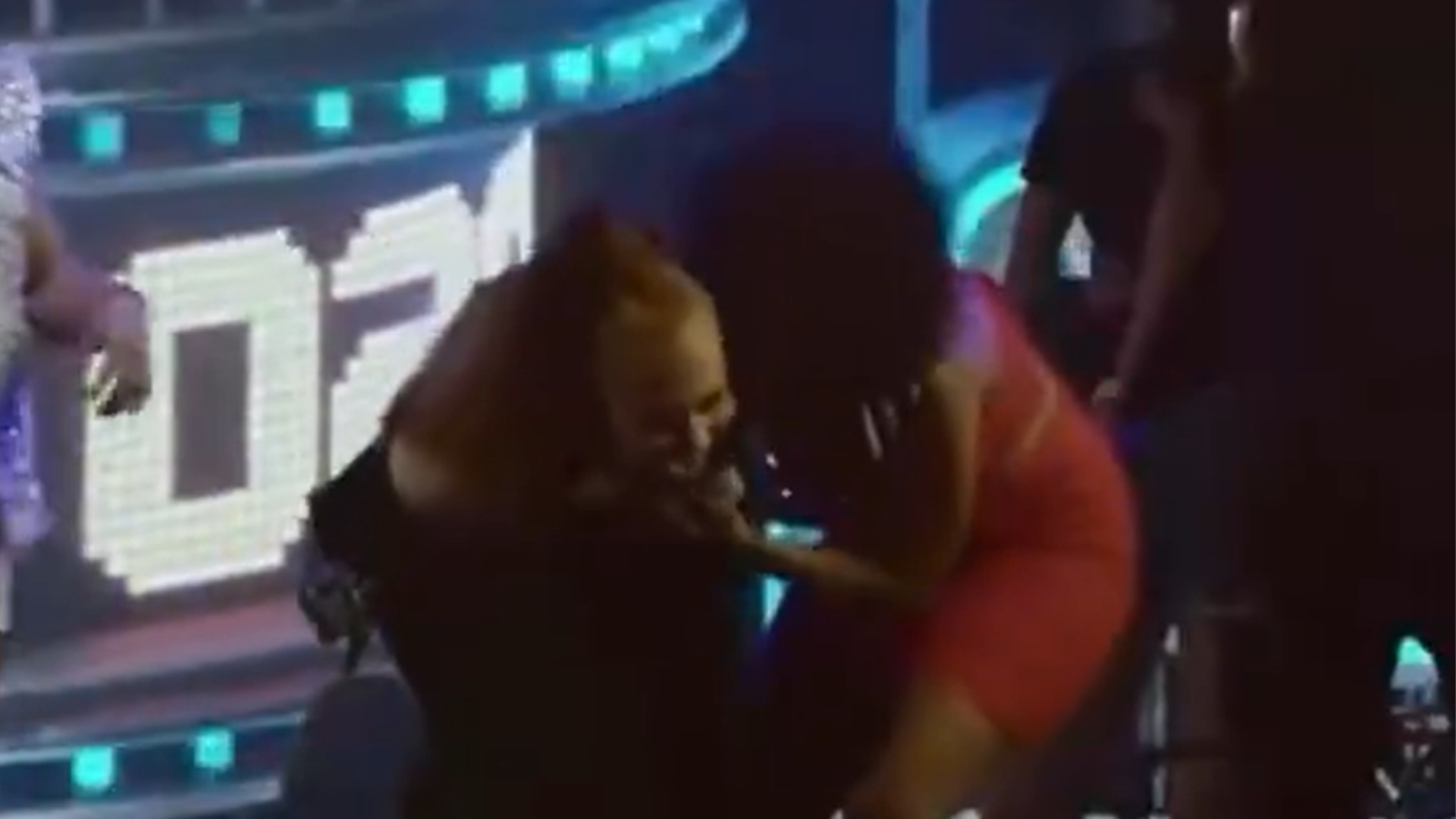 Joelma arranca microfone da mão de fã. Foto: Redes sociais 