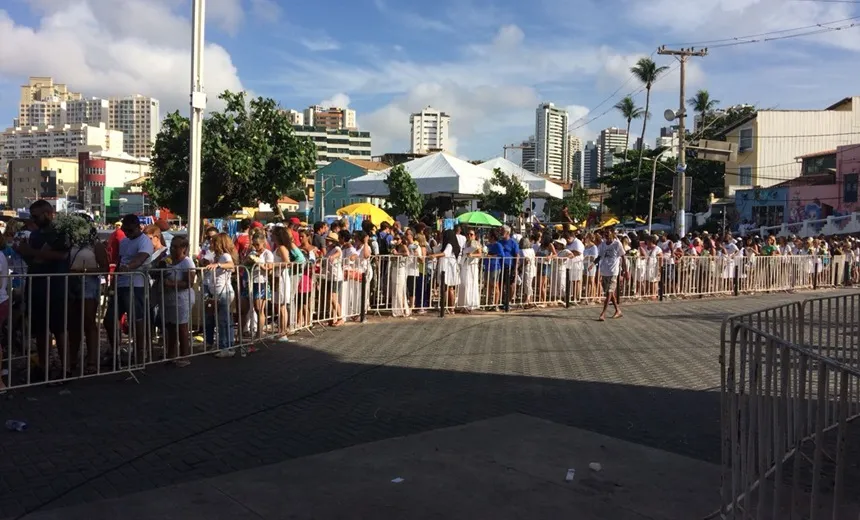 IEMANJÁ: Desde a madrugada, multidão toma Rio Vermelho para homenagear a Rainha do Mar