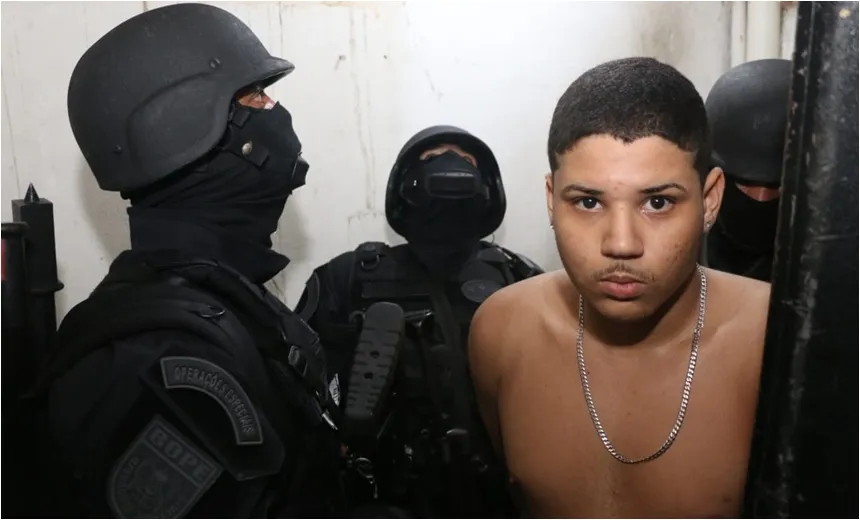 Lauro de Freitas: homem se entrega à polícia após fazer mulher refém em residência;vídeo