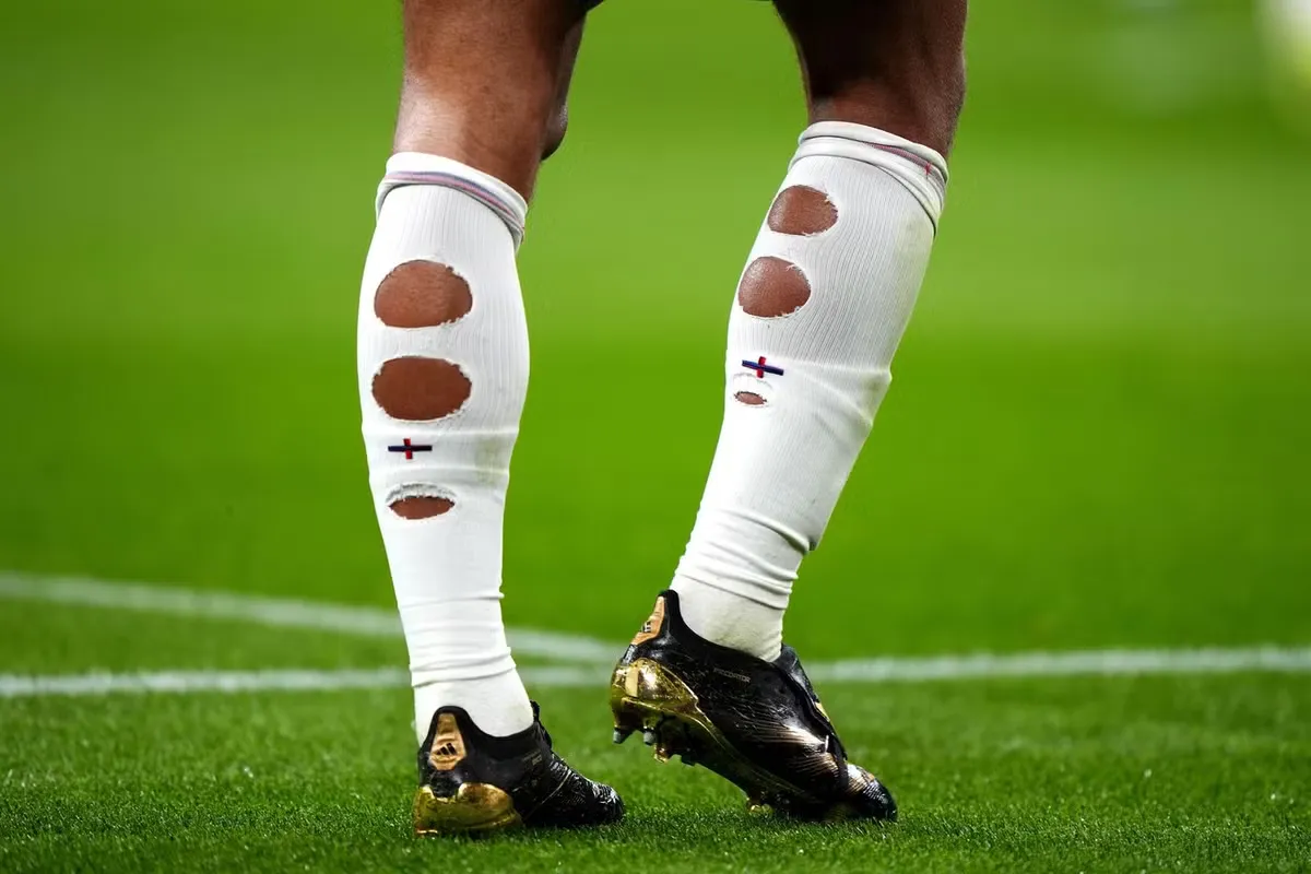 Por que jogadores de futebol fazem furos nos meiões? Entenda a prática