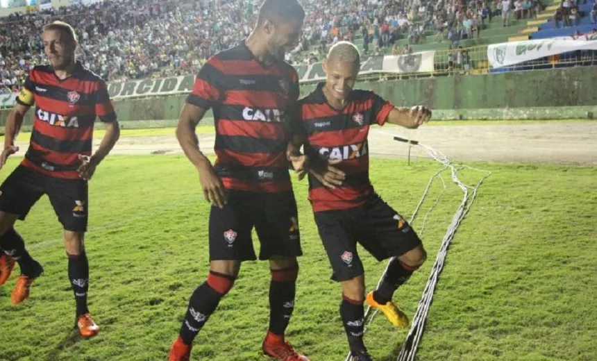 FORA DE CASA: Vitória vence o xará de Conquista e divide liderança do Baianão