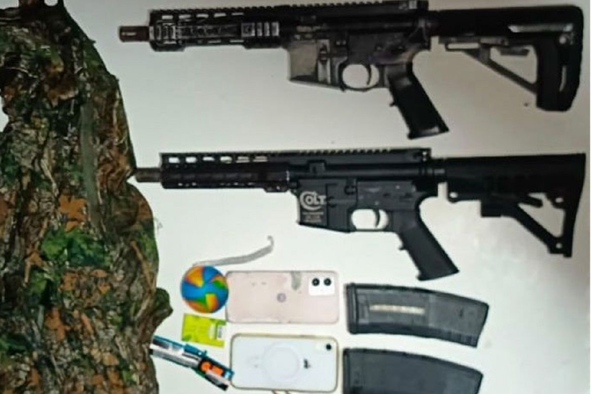 Dois fuzis e muni&ccedil;&otilde;es foram apreendidos no bairro de Val&eacute;ria, em Salvador. Foto: Divulga&ccedil;&atilde;o | DCS/PMBA