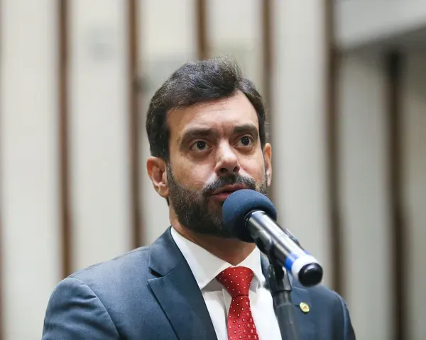 Deputado Tiago Correia propôs a honraria para Fabiano Borré. Foto: Divulgação