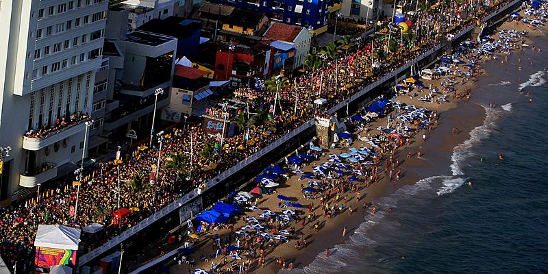 O Camarote Salvador é considerado um dos mais luxuosos e caros da folia, oferece uma experiência completa com shows, gastronomia variada/Foto: Manu Dias/GOVBA
