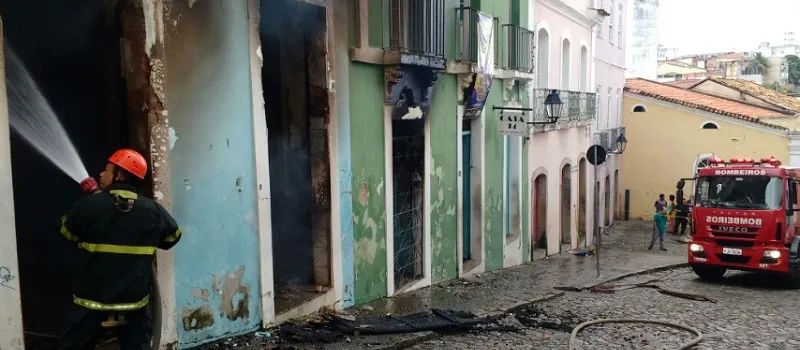 PELOURINHO: Corpo de Bombeiros nega falta d’água e diz que incêndio em antigo casarão está controlado