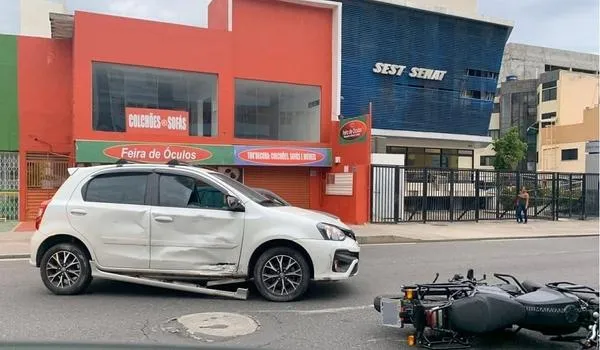 Acidente envolvendo carro e motocicleta deixa pessoa ferida no bairro da Pituba