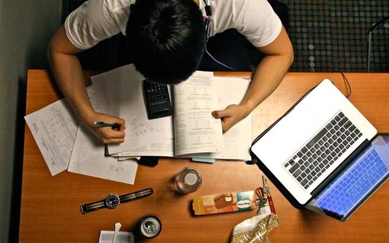 Antes de finalizar a inscri&ccedil;&atilde;o para o concurso p&uacute;blico, &eacute; importante conferir se toda a documenta&ccedil;&atilde;o exigida est&aacute; correta e leg&iacute;vel. Como a sele&ccedil;&atilde;o considera t&iacute;tulos, erros ou aus&ecirc;ncia de comprovantes podem prejudicar a pontua&ccedil;&atilde;o do candidato/Foto: Freepik&nbsp;