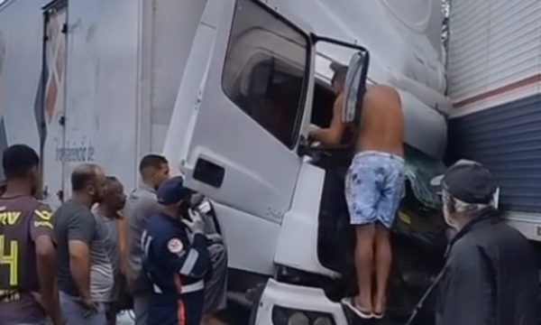 Trecho da BR-116 é interditado após acidente entre carreta e caminhão. Foto: Reprodução