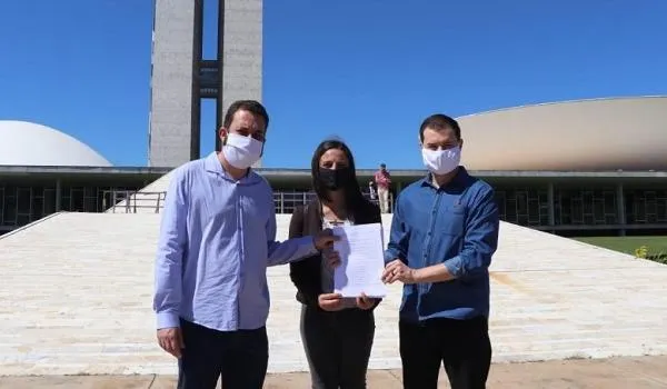 Partidos da oposição entregam pedido de impeachment de Bolsonaro à Câmara dos Deputados