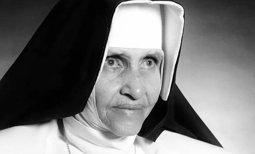 Santuário de Irmã Dulce exibe canonização ao vivo direto do Vaticano em telão